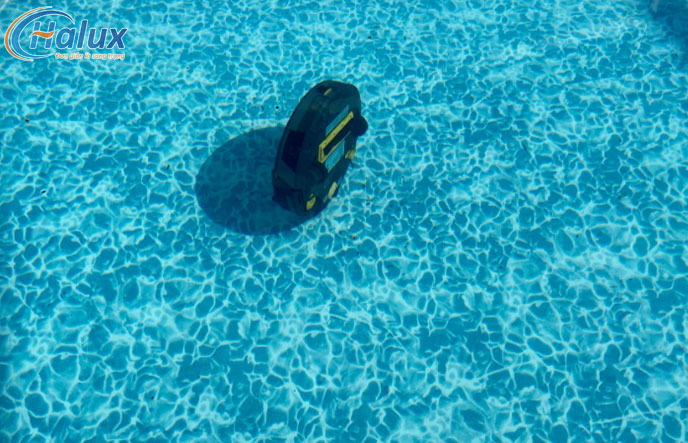 Robot vệ sinh bể bơi bị lật trong quá trình di chuyển 