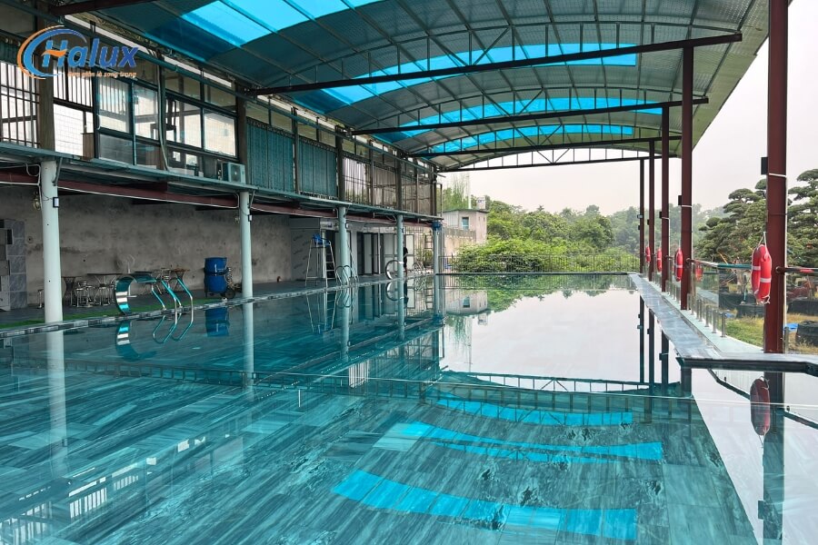 Thiết bị cứu hộ được sắp xếp gọn gàng bao quanh khu vực bể