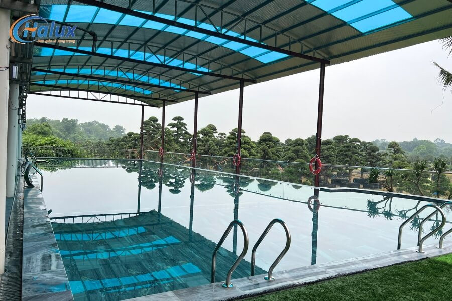 Khu vực bể bơi người lớn phục vụ nhu cầu bơi lội, tập luyện và thư giãn cho khách hàng