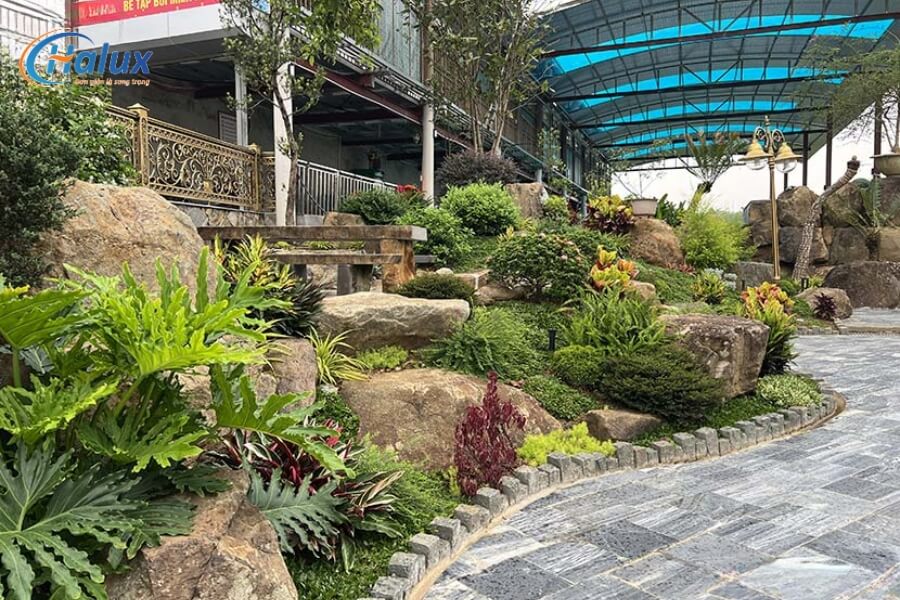 Bể bơi được sắp xếp khoa học, đảm bảo sự hài hòa với tổng thể kiến trúc xung quanh