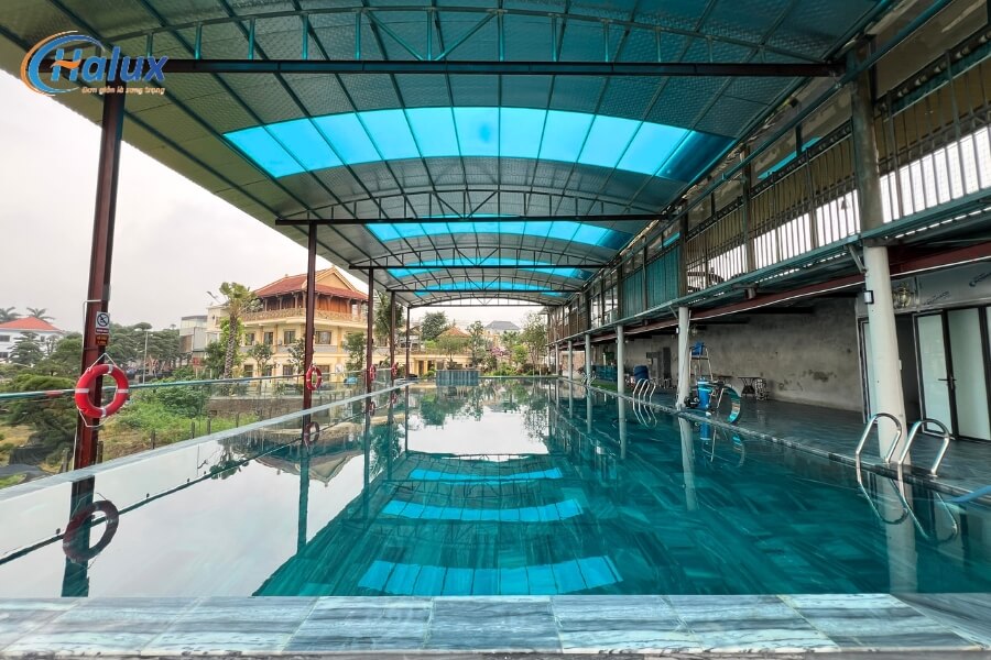 Bể bơi thiết kế mái che kiên cố giúp khách hàng thoải mái trải nghiệm dù nắng hay mưa