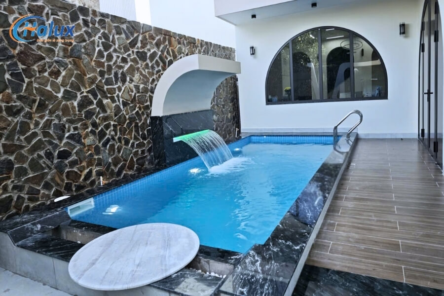 Lắp đặt thác nước bể bơi, tạo điểm nhấn thẩm mỹ nổi bật cho toàn bộ không gian