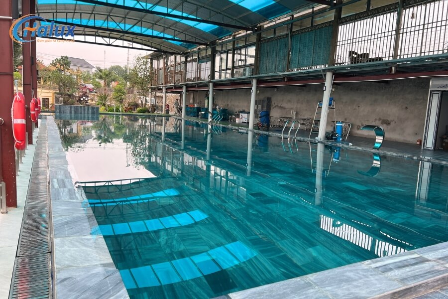 Bể bơi sử dụng hệ thống lọc nước hiện đại, giữ nước luôn trong sạch và đảm bảo an toàn 