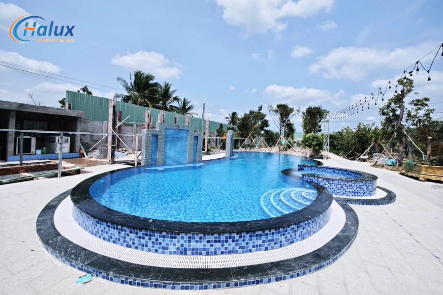 Bể bơi ngoài trời tại Cái Bè, Đồng Tháp đã dần lộ diện với vẻ đẹp ấn tượng