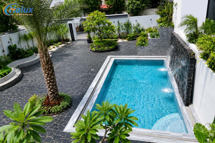 Bể bơi gia đình hiện đại với góc nhìn từ trên cao