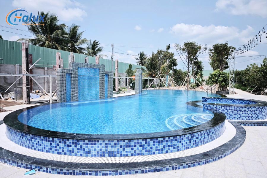 Bể bơi được cấp nước chuẩn bị đưa vào vận hành 