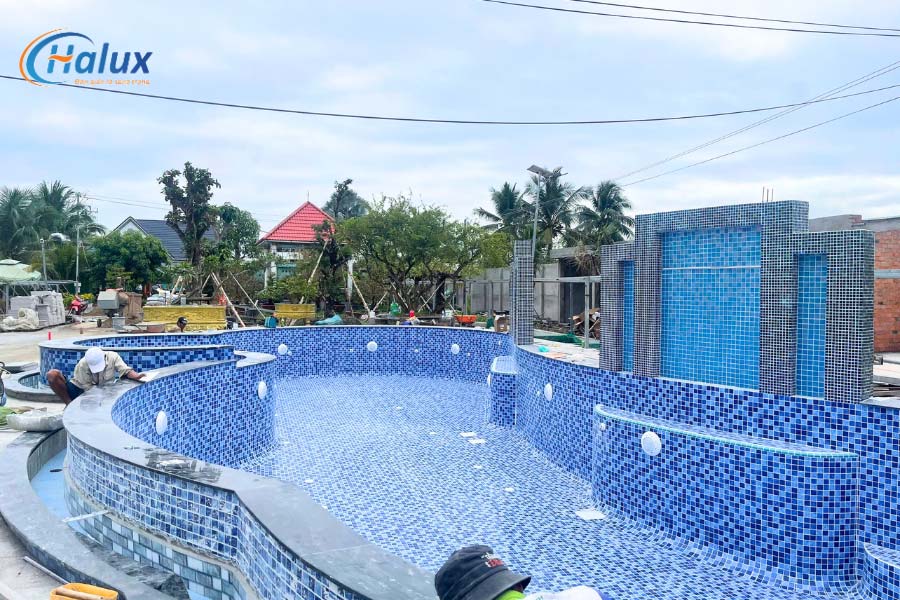 Quá trình hoàn thiện ốp lát gạch mosaic cho cả bể bơi