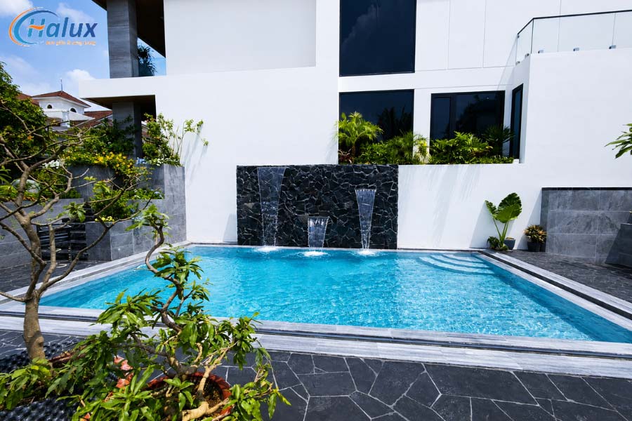 Bể bơi được bố trí ngay bên hông ngôi nhà