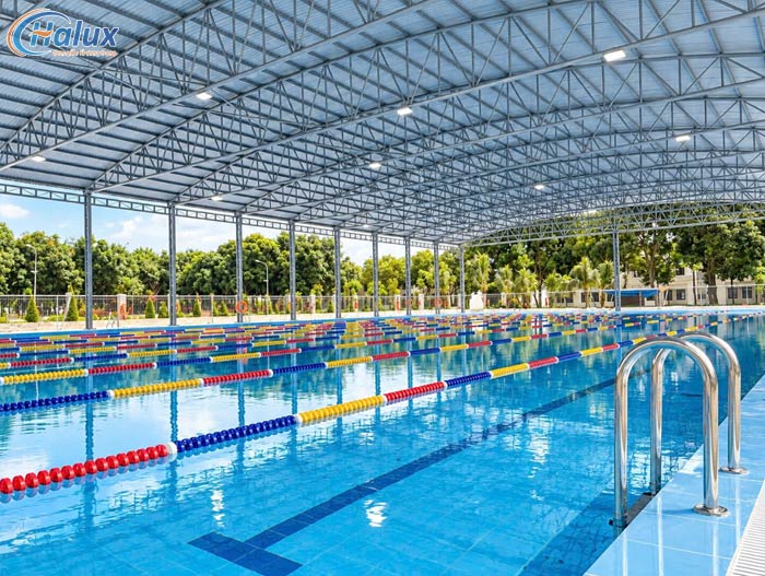 Không gian bể bơi rộng lớn phục vụ huấn luyện và thi đấu