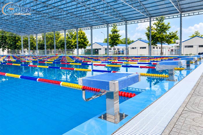 Hệ thống phao chia làn và bục xuất phát được bố trí tại bể bơi thi đấu
